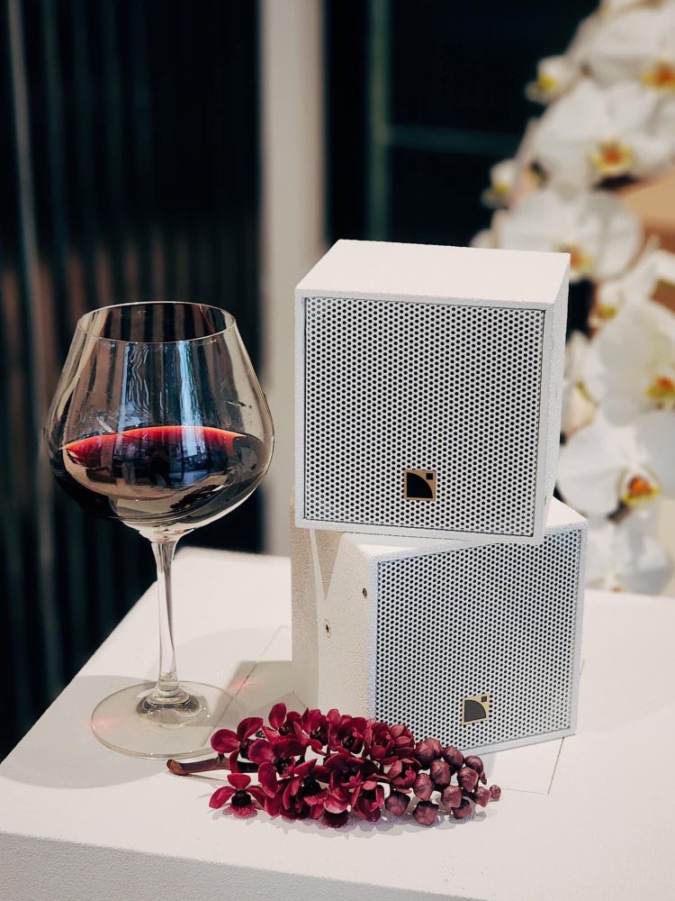Loa X4i L-Acoustics màu trắng, dễ hòa vào nội thất cao cấp