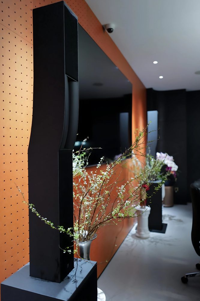 Hệ thống loa L-Acoustics Syva và Syva Low tại phòng trải nghiệm StudioM, thiết kế hiện đại sang trọng