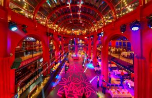 DJ biểu diễn với dàn loa RCF hỗ trợ công suất lớn và độ phủ rộng