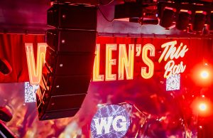 Dàn loa line array RCF HDL 28-A lắp đặt chuyên nghiệp cho Beer Club, sân khấu ánh sáng đỏ nổi bật.