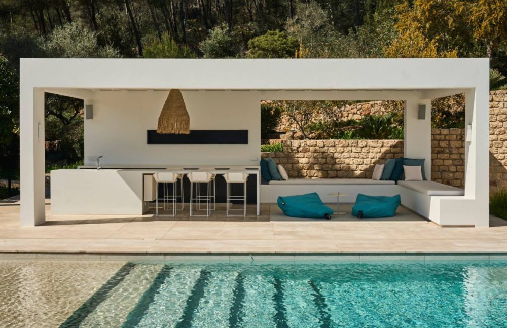 Pergola sang trọng tại biệt thự với hệ thống loa âm thanh L-Acoustics, hài hòa cùng thiên nhiên.