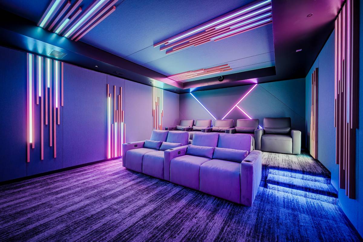 Không gian phòng chiếu phim gia đình với thiết kế bậc thang và hệ thống loa L-Acoustics