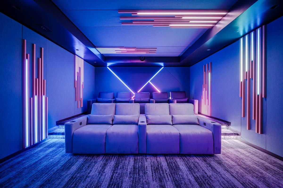 Không gian rạp chiếu phim tại gia đổi màu ánh sáng bằng hệ thống LED lập trình