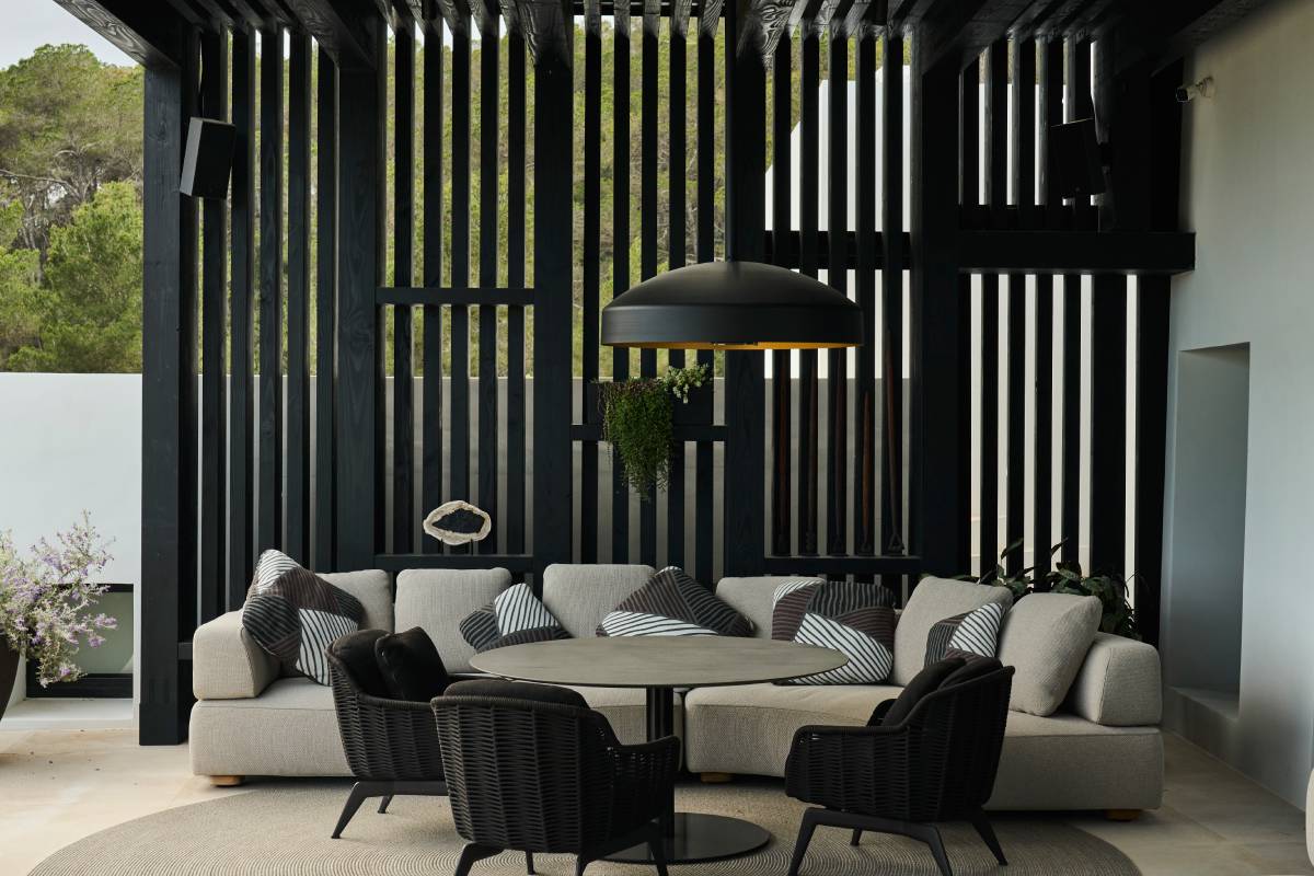 Không gian nghỉ dưỡng sang trọng với nội thất hiện đại và loa L-Acoustics bố trí kín đáo, tạo cảm giác thư giãn và tinh tế.