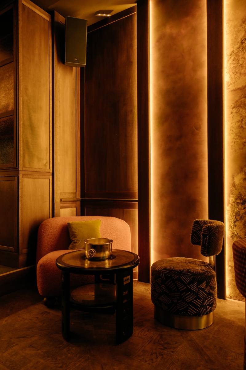 Góc thư giãn tinh tế tại lounge cao cấp, nơi loa L-Acoustics X8i âm thầm tạo nên không gian âm nhạc riêng tư, lý tưởng cho những buổi trò chuyện nhẹ nhàng.