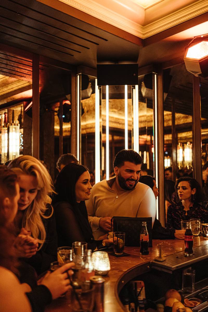 Không gian quầy bar Mixology náo nhiệt về đêm, nơi âm thanh từ L-Acoustics X Series được tối ưu để giữ trọn cảm xúc mà vẫn kiểm soát tiếng ồn trong khu dân cư.
