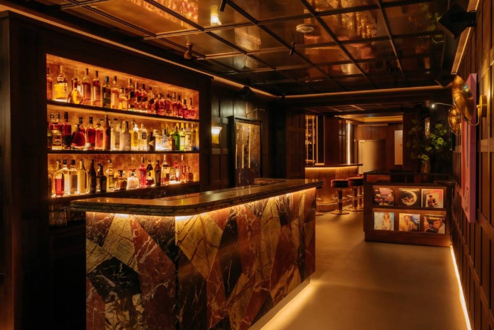 Không gian Mixology & Cuisine sang trọng với thiết kế ánh sáng vàng ấm và hệ thống âm thanh L-Acoustics X Series – sự kết hợp hoàn hảo giữa thẩm mỹ và công nghệ.