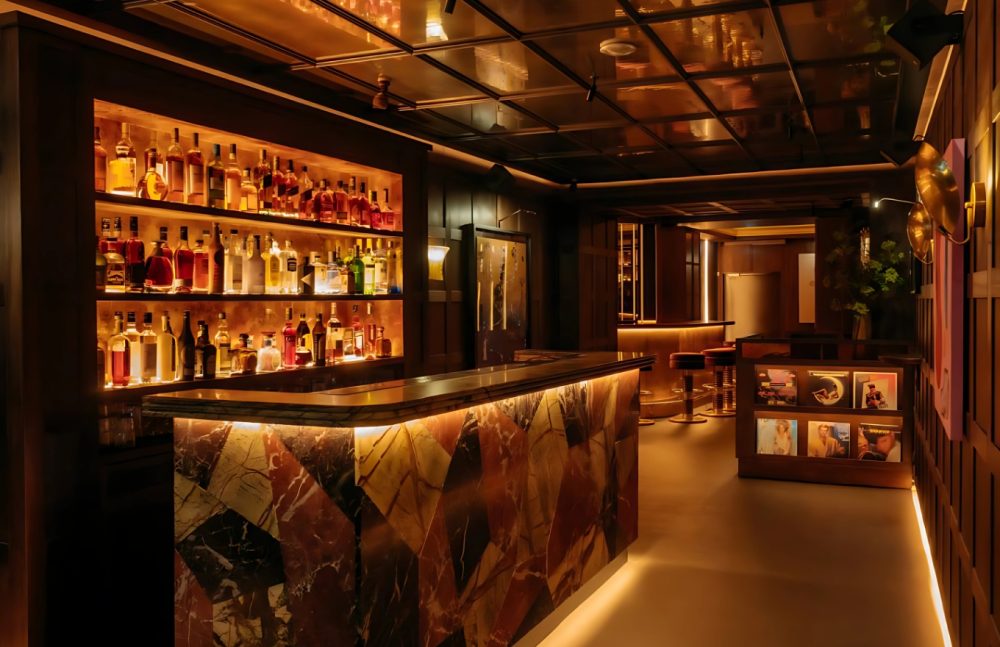 Không gian Mixology & Cuisine sang trọng với thiết kế ánh sáng vàng ấm và hệ thống âm thanh L-Acoustics X Series – sự kết hợp hoàn hảo giữa thẩm mỹ và công nghệ.
