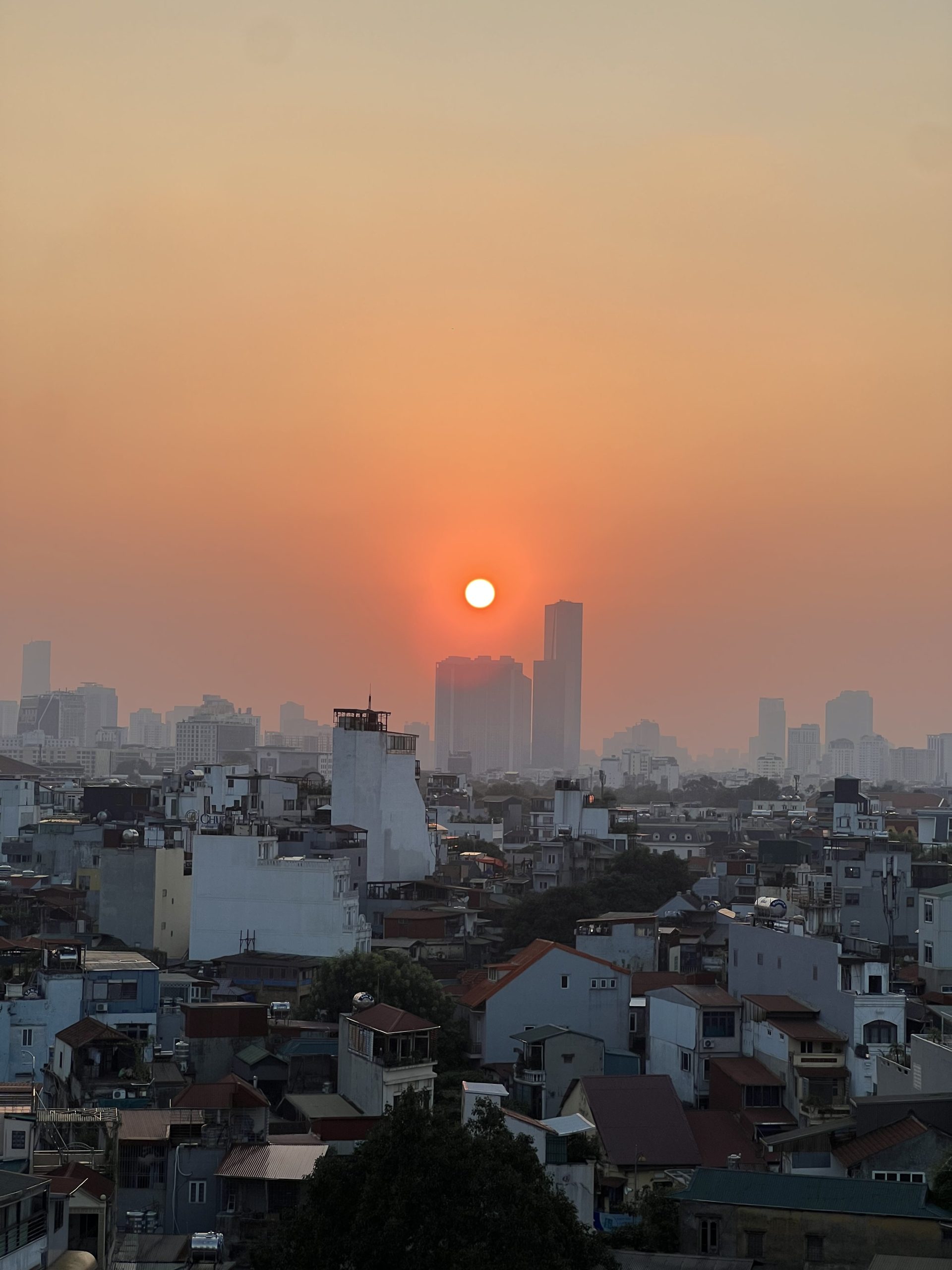 cảnh hoàng hôn hòa quyện cùng âm thanh RCF tại rooftop phố cổ Hà Nội.