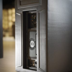 mặt sau loa RCF Evox J9 được lắp đặt tại bar lounge vừa và nhỏ tại Việt Nam