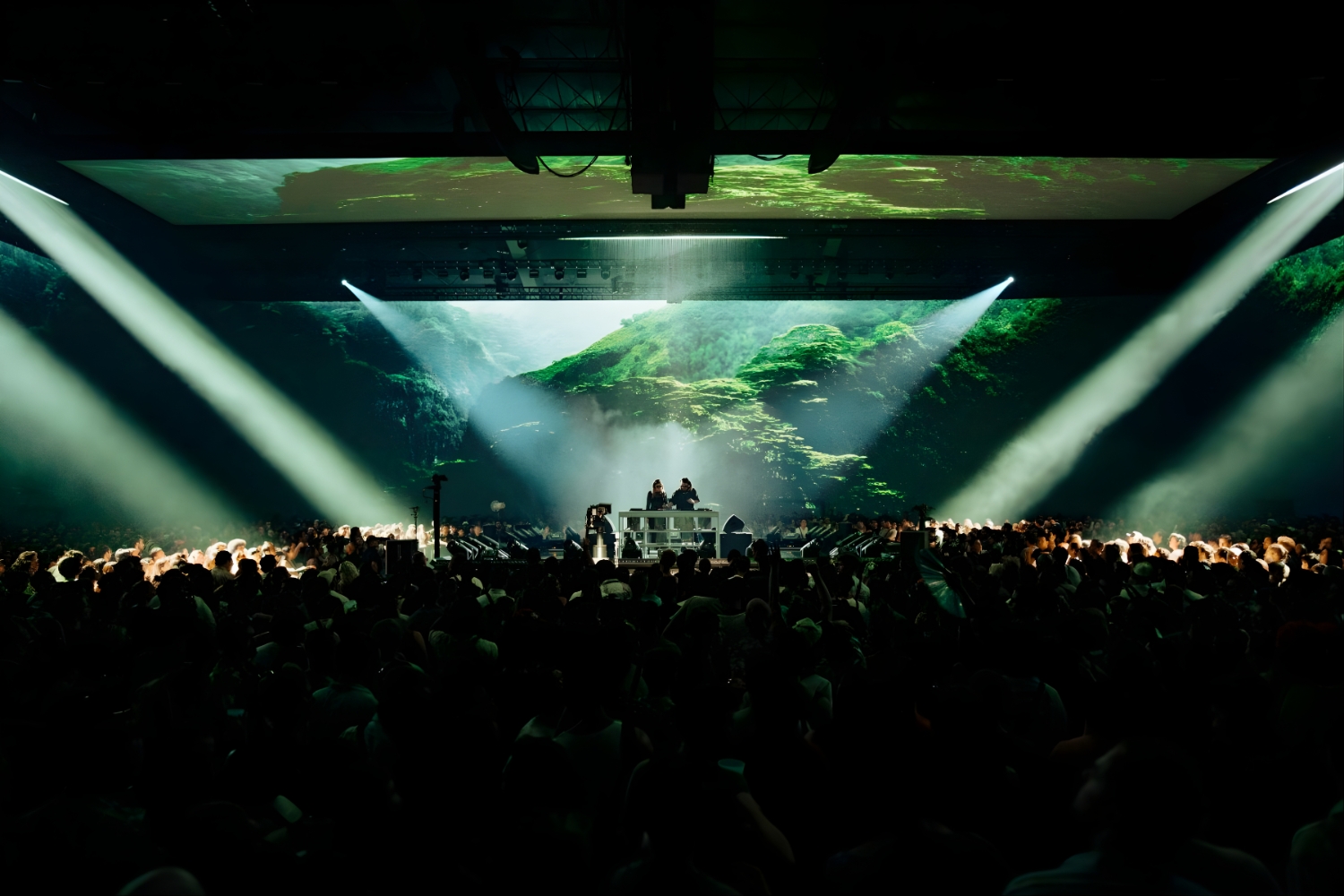 cercle odyssey đưa khán giả vào một không gian ba chiều tràn ngập âm thanh ánh sáng cảm xúc