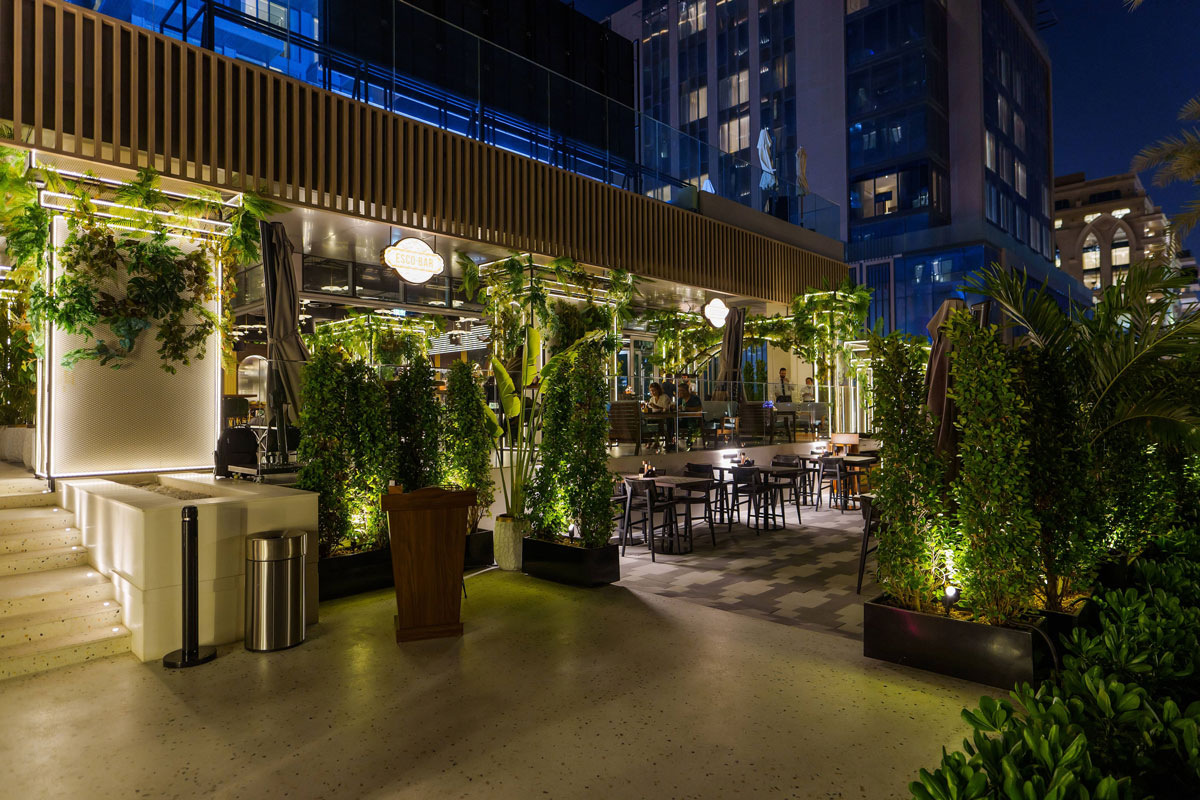 Thiết kế phủ âm định hướng (Directional Coverage) cho Rooftop Bar, giữ trọn năng lượng âm nhạc không gây nhiễu ồn khu vực lân cận