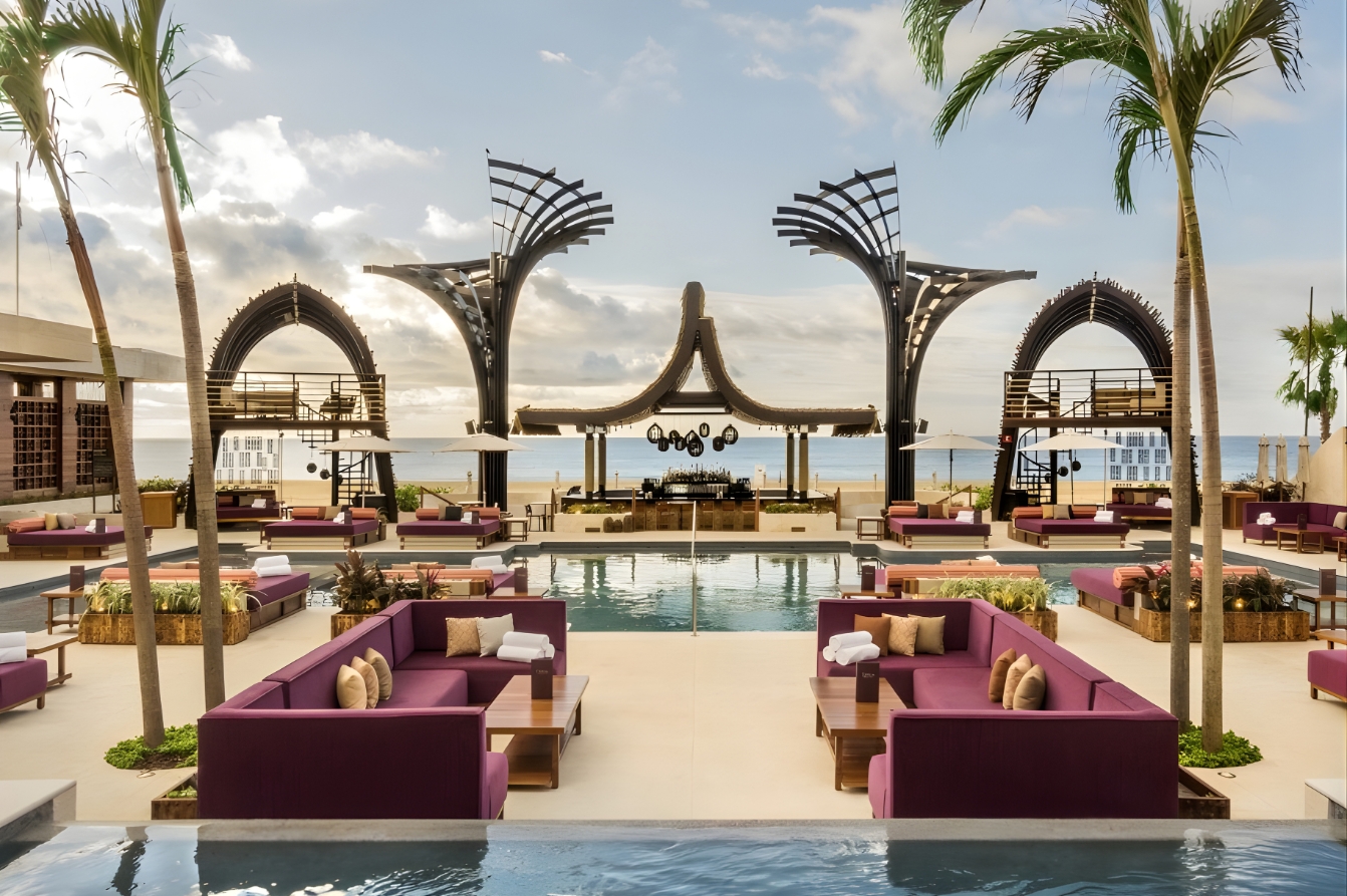 Hệ thống loa cảnh quan ngoài trời (Landscape Audio) tích hợp hoàn hảo vào khu vực Pool Deck và Cabana của Resort