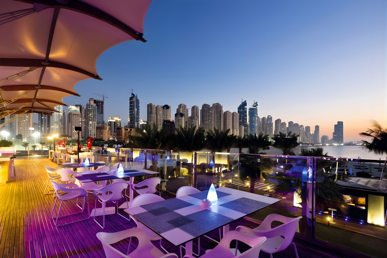 Thiết kế phủ âm định hướng (Directional Coverage) cho Rooftop Bar, giữ trọn năng lượng âm nhạc không gây nhiễu ồn khu vực lân cận