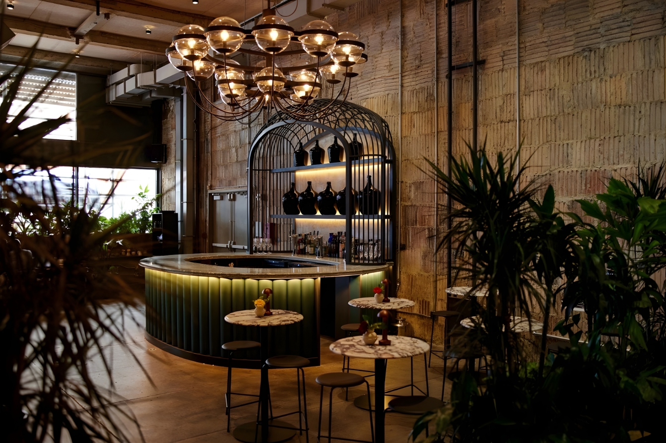 Thiết lập hệ thống nhạc nền (Background Music) chi tiết, mang lại ấn tượng thính giác sang trọng cho khu vực Arrival & Reception