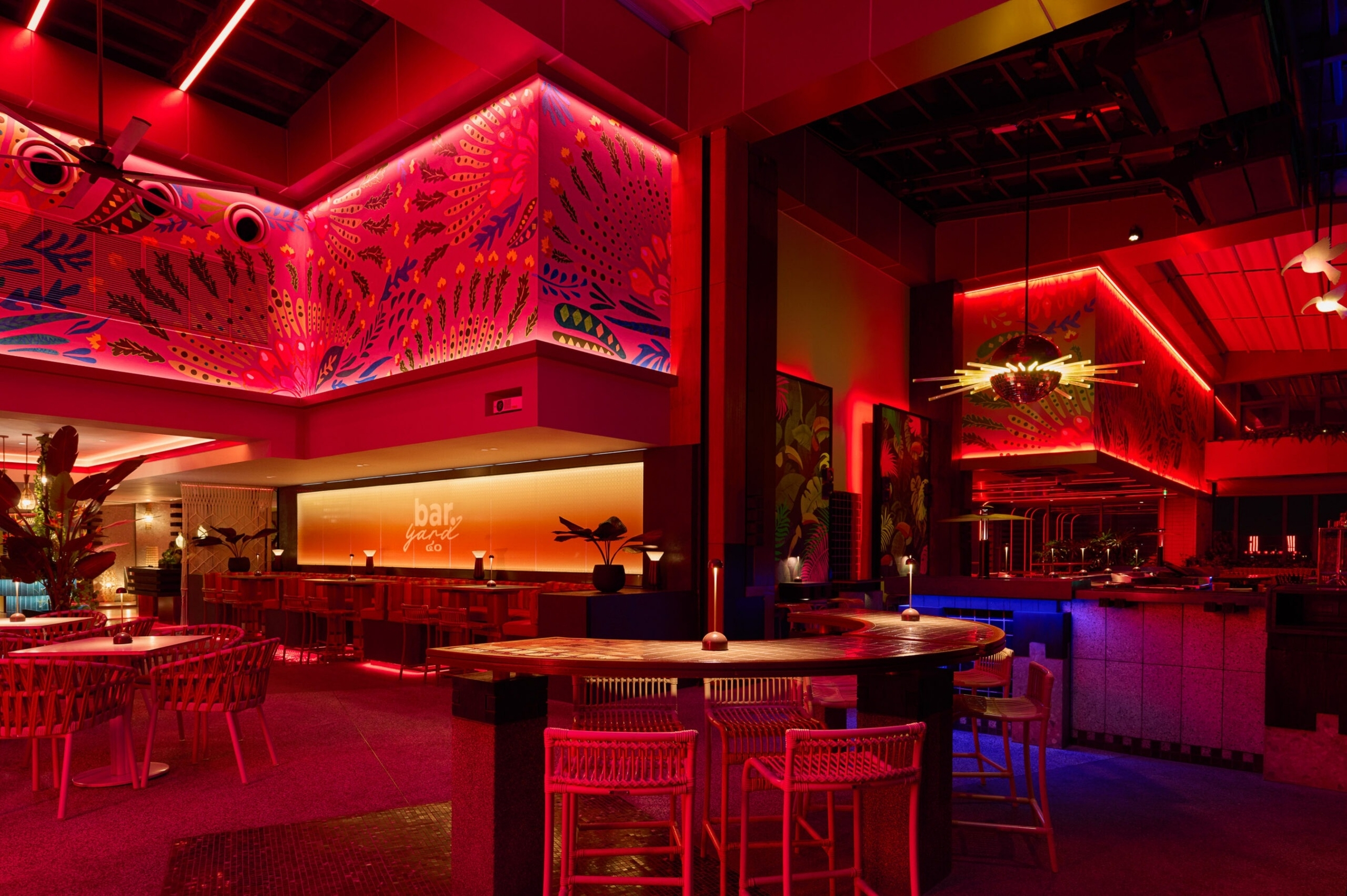 Bố trí loa vệ tinh phân tán (Distributed System) duy trì âm nhạc nền (Background Music) rõ nét tại khu vực Seating