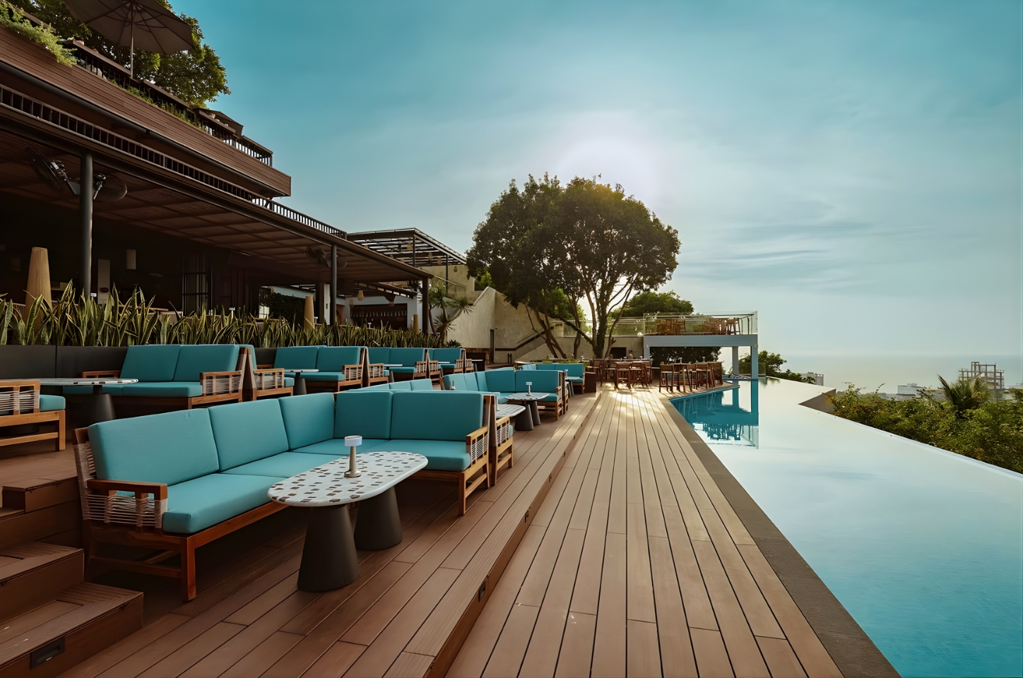 Không gian Laylow Phú Quốc lúc hoàng hôn với bàn ăn ngoài trời, ánh nắng cuối ngày và tầm nhìn 180 độ ra đường chân trời biển