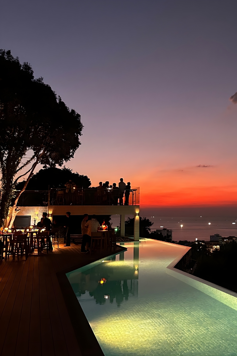 Khu vực bể bơi với góc nhìn 180 độ cảnh hoàng hôn bờ tây Phú Quốc