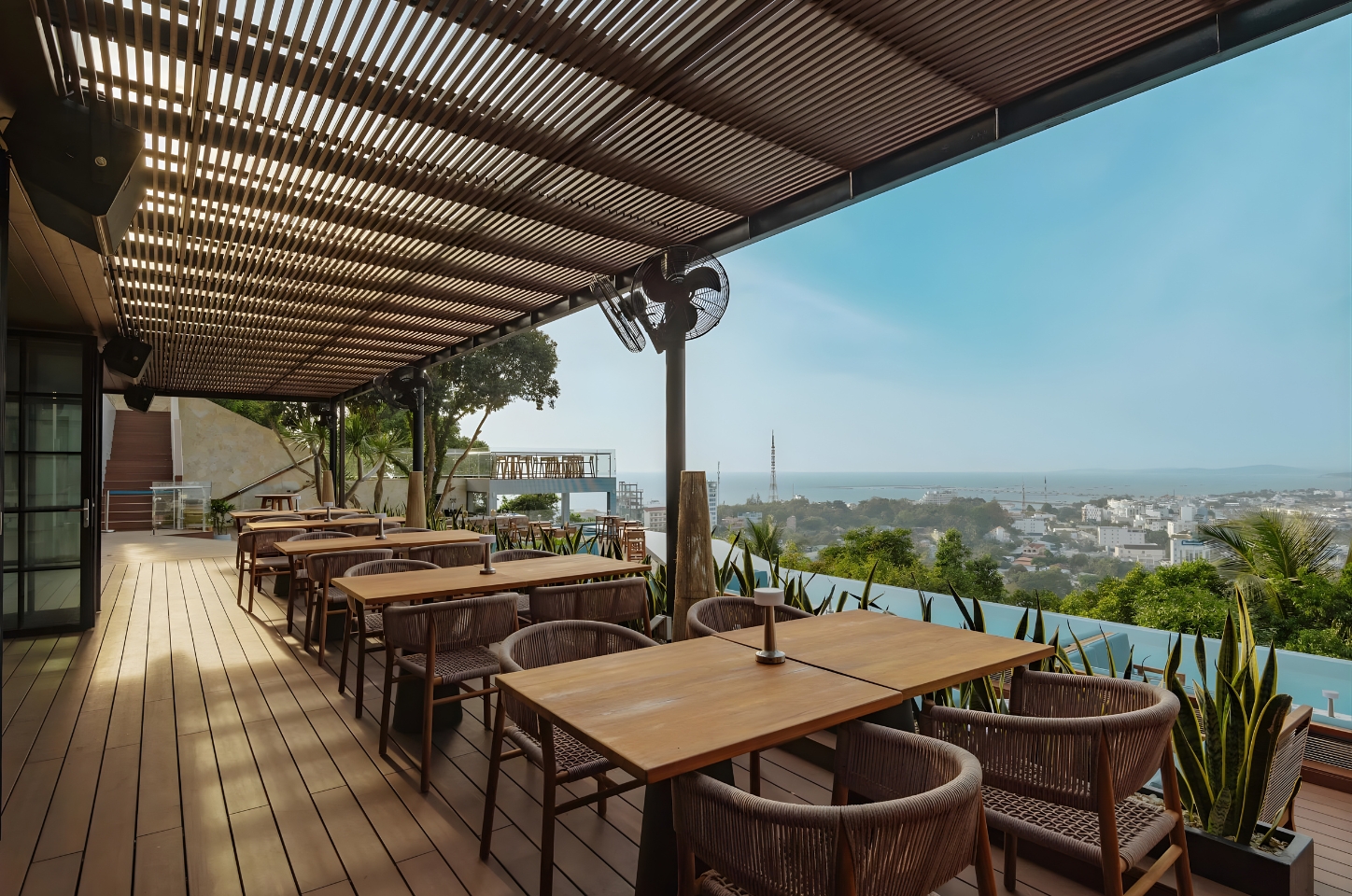 Cấu hình hệ thống âm thanh Laylow Phú Quốc với nhiều loa RCF ART 910-A, ART 915-A và subwoofer RCF SUB 8008-AS, SUB 708-AS MK3 phân tán quanh không gian mở