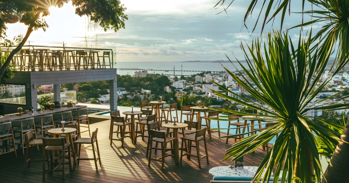 Toàn cảnh Laylow Phú Quốc trên đồi Sao Mai với hồ bơi vô cực nhìn ra biển và trung tâm Dương Đông, không gian tropical modern mở hoàn toàn