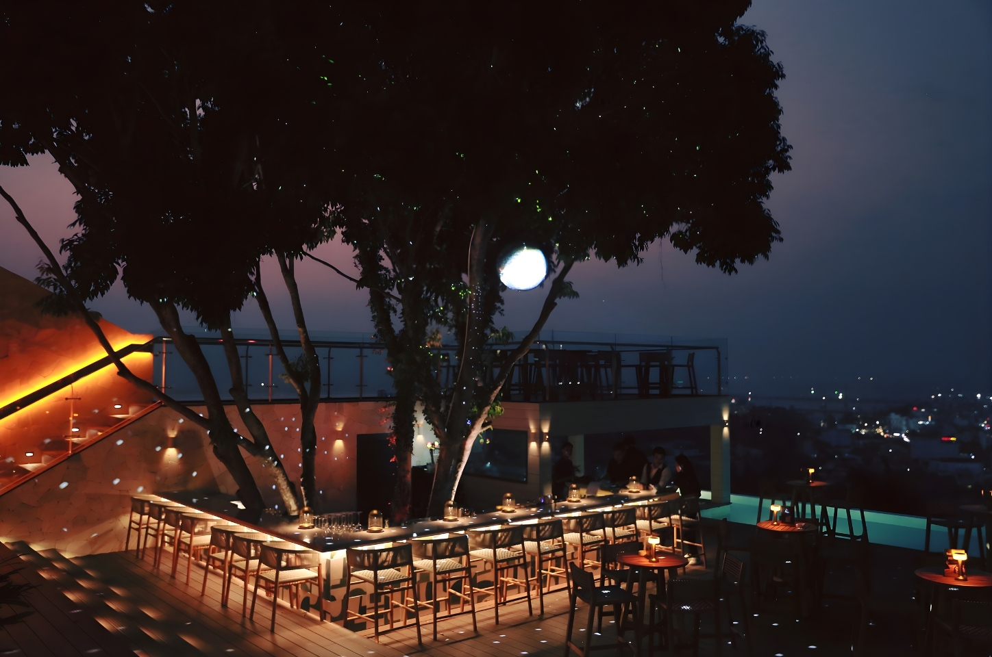 Laylow Phú Quốc chuyển sang không khí lounge và DJ performance ban đêm, ánh sáng và âm nhạc sôi động nhưng không tạo điểm âm quá gắt