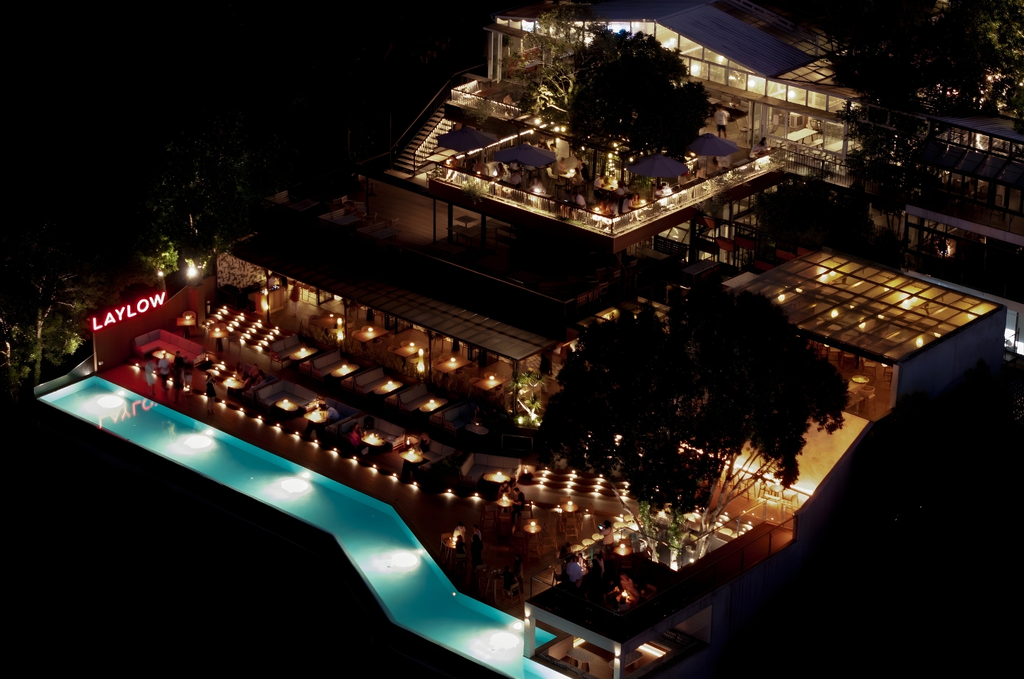 Khung cảnh Laylow Phú Quốc nhìn từ trên cao, thể hiện bố cục kiến trúc thấp thoáng, tôn trọng đường chân trời và cảnh quan tự nhiên