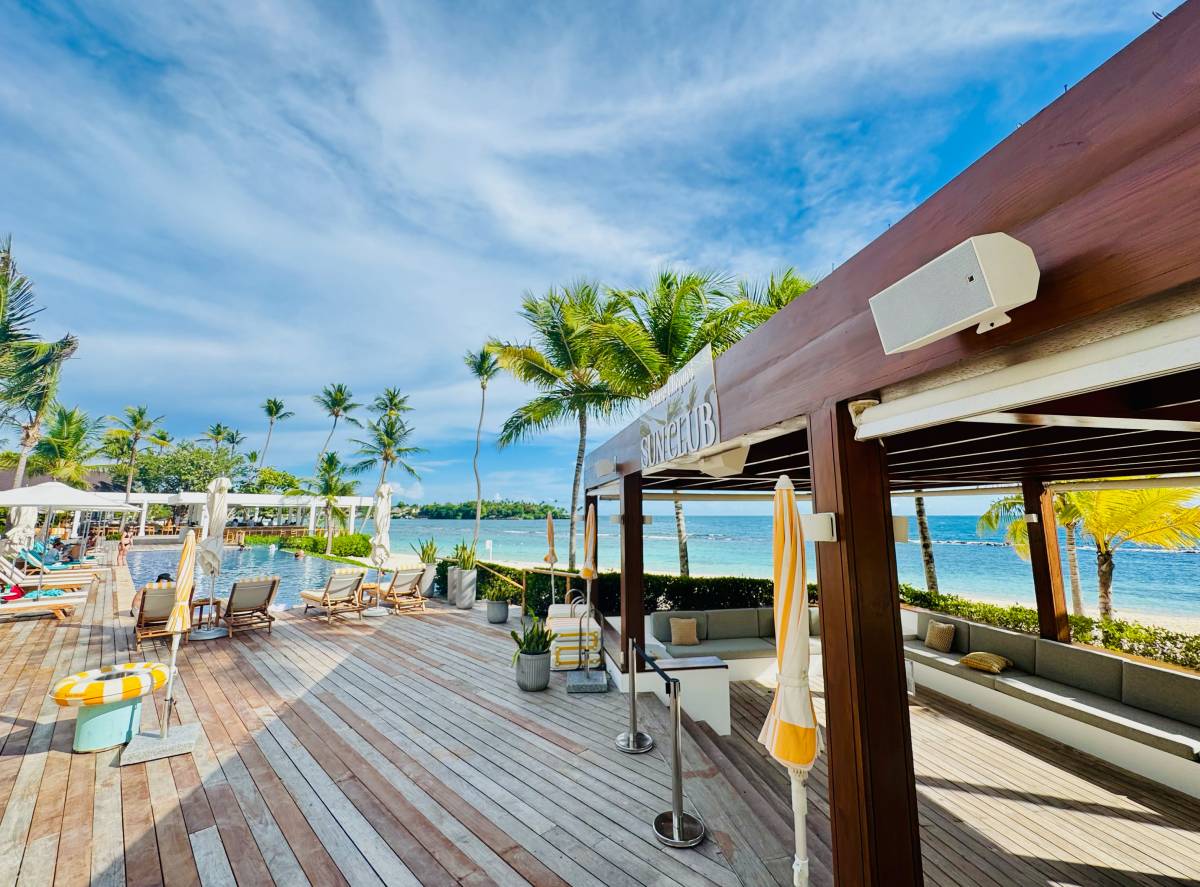Hệ thống loa coaxial L-Acoustics X Series lắp đặt kín đáo tại beach club ven biển cao cấp, thiết kế âm thanh đa zone cho không gian nghỉ dưỡng