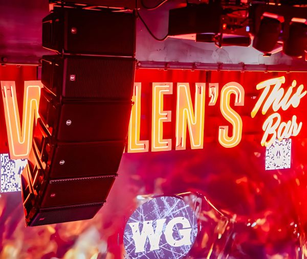 Dàn loa line array RCF HDL 28-A lắp đặt chuyên nghiệp cho Beer Club, sân khấu ánh sáng đỏ nổi bật.