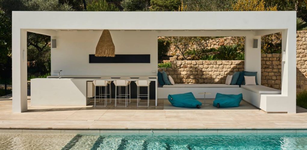 studio-ibiza-x-series-high-concept-6 Không gian nghỉ dưỡng bên hồ bơi với khu vực thư giãn sang trọng và âm thanh từ loa L-Acoustics.